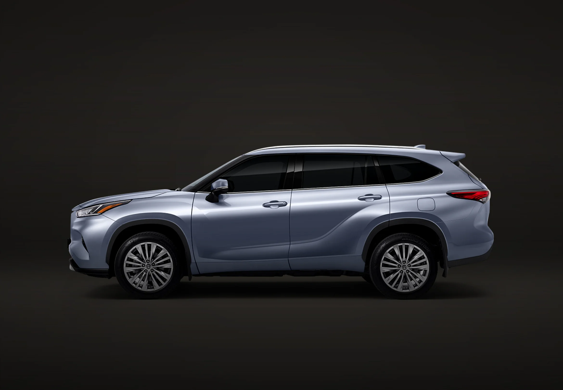 강렬하고 정교하게 조각된 라인