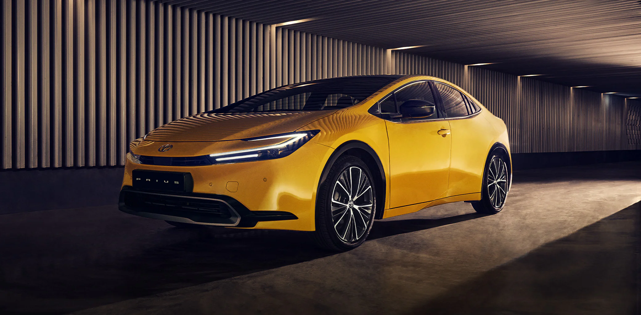 매끄럽게 낮아진 루프 라인으로 완성시킨 날렵한 실루엣